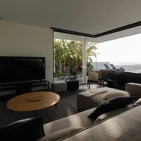 Karat Kai Torviscas *